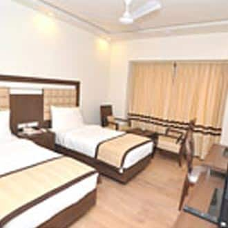 https://imgcld.yatra.com/ytimages/image/upload/t_hotel_yatra_details_desktop/v1467591592/Domestic Hotels/Hotels_Nagpur/The Legend Inn/Executive Single Room/Executive_Single_Room_bFkLkI.jpg